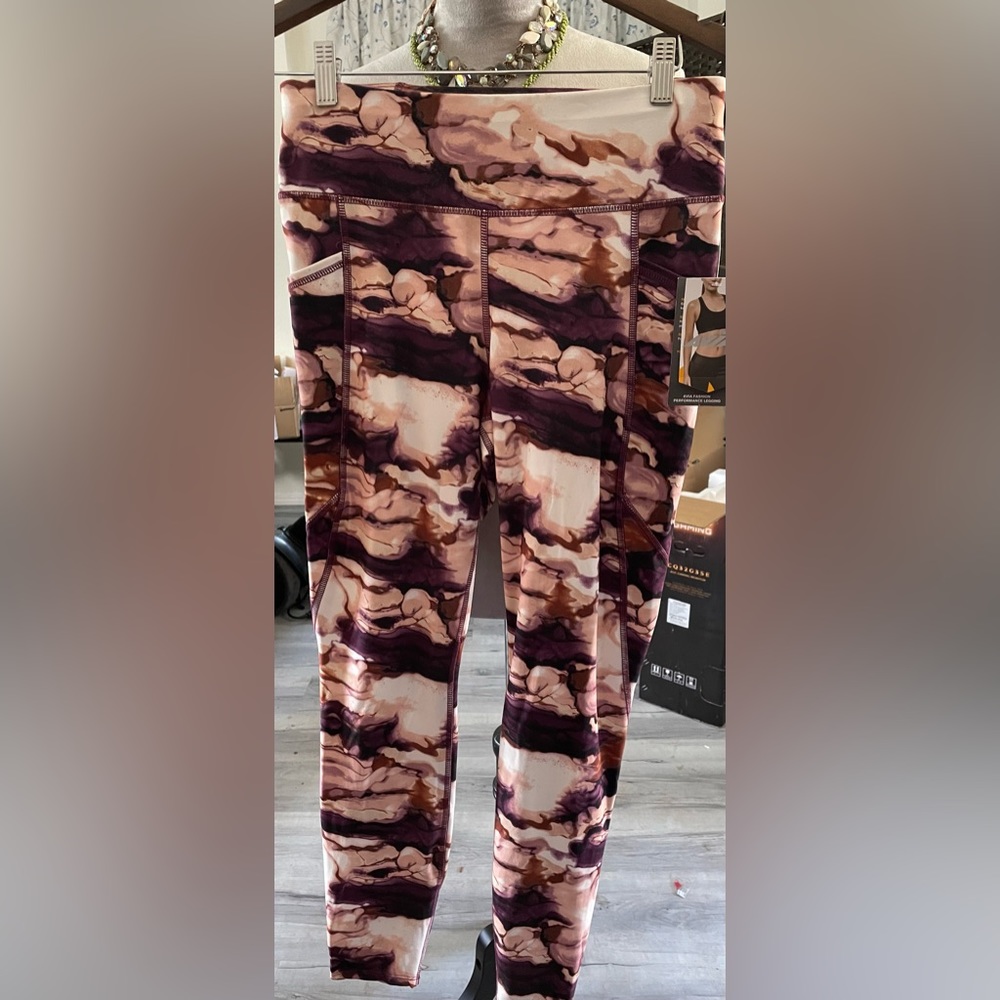 Avis NWT Performance Leggings